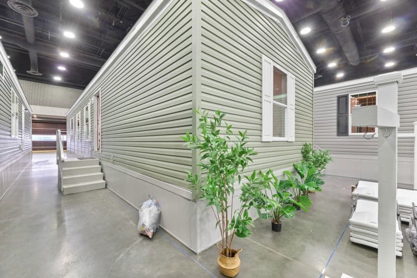 16562a exterior home features