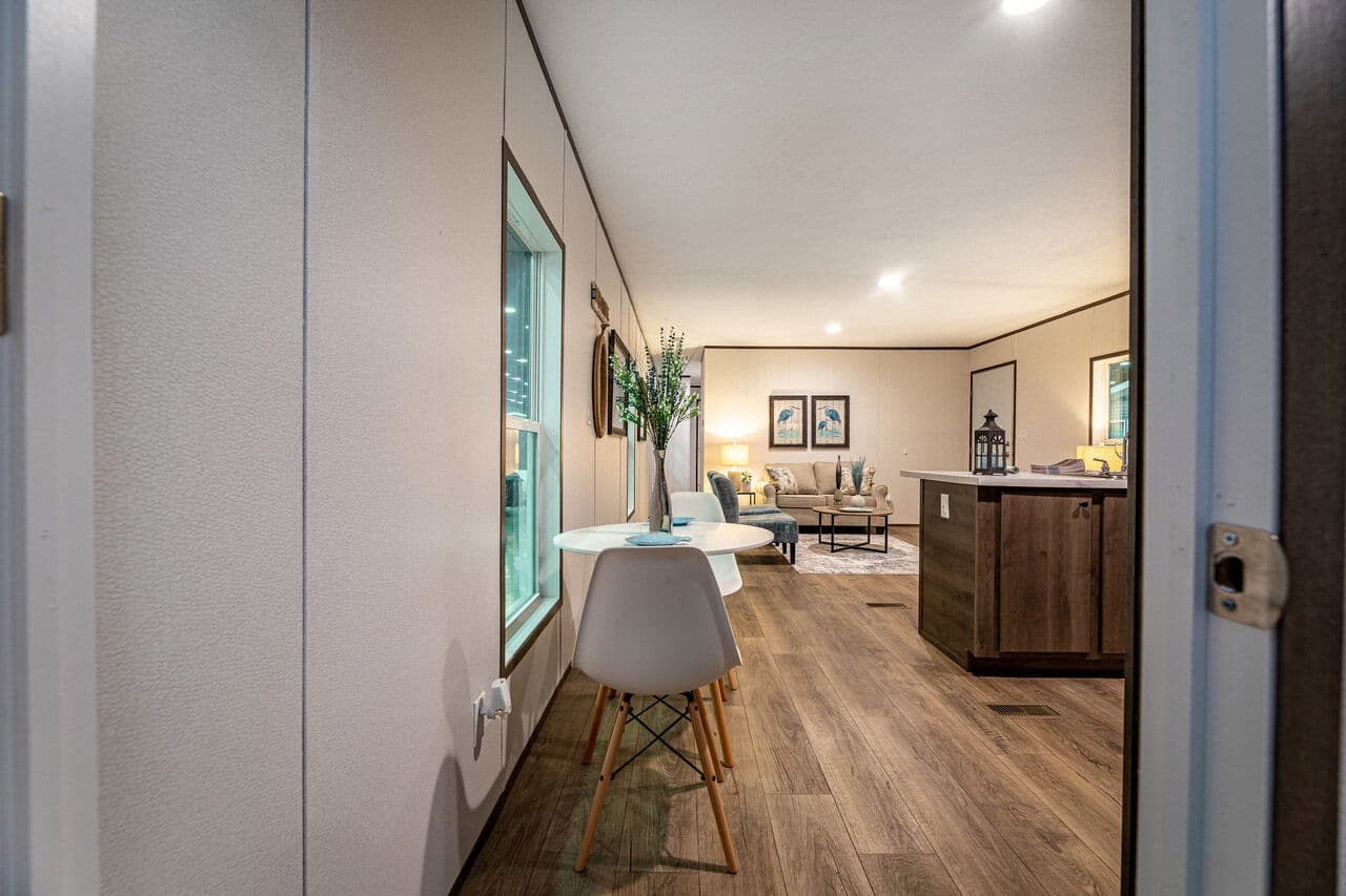 Phoenix 16663a interior home features