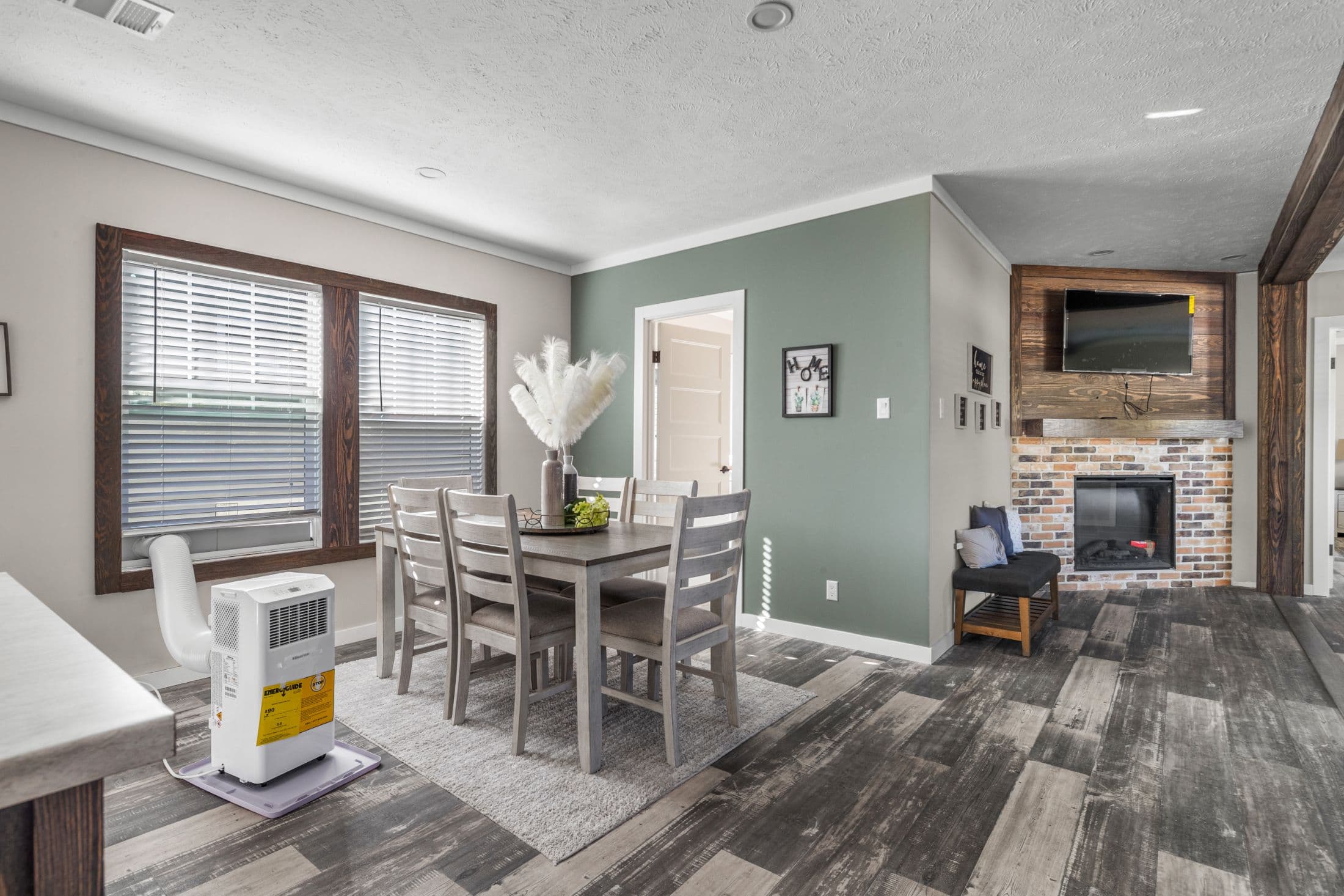 The azalea interior and kitchen home features