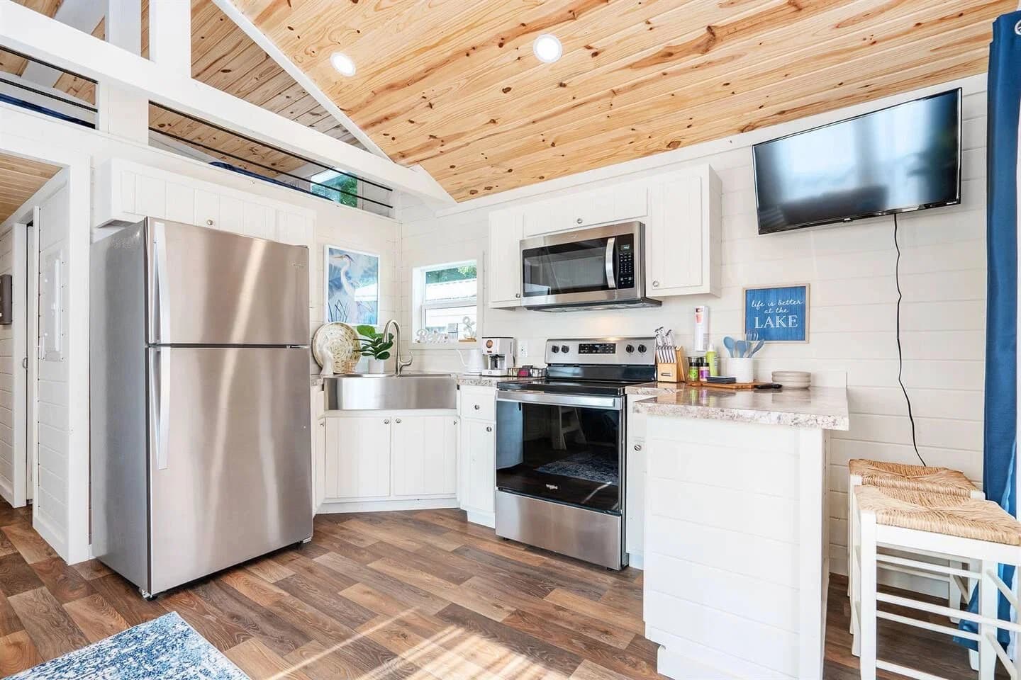 Blue lagoon | 4b 103 hybrid kitchen home features