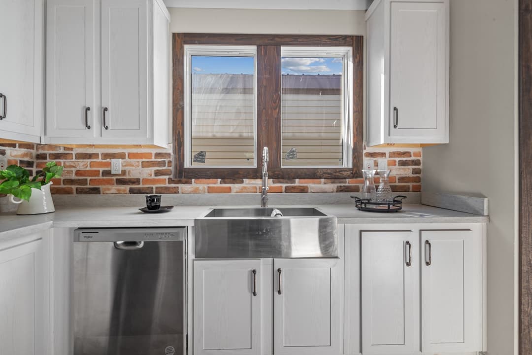 The azalea interior and kitchen home features