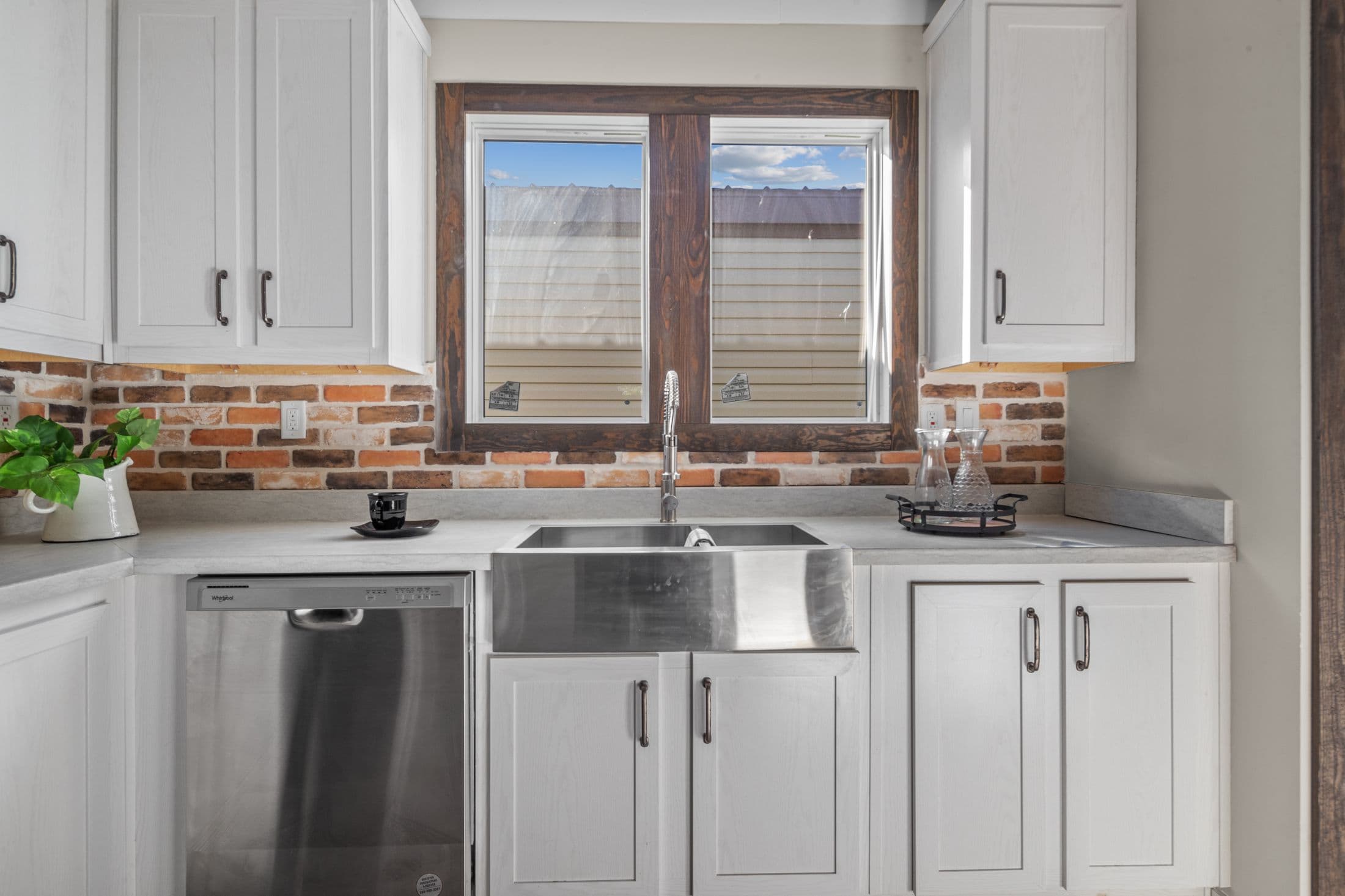 The azalea interior and kitchen home features