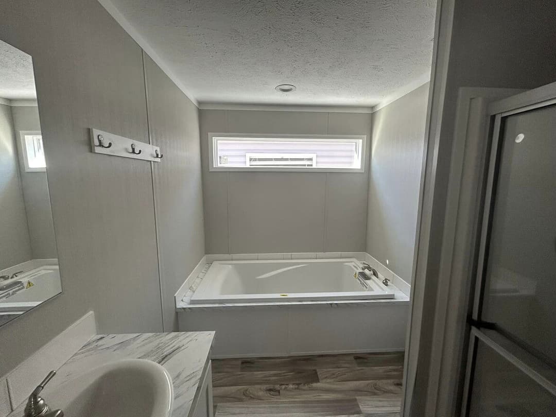 Country manor 28563m bathroom home features