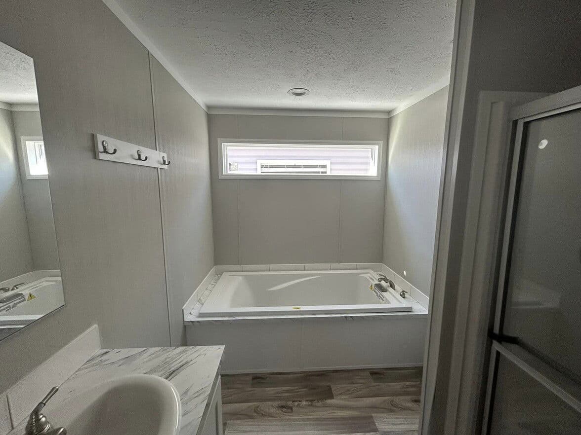 Country manor 28563m bathroom home features