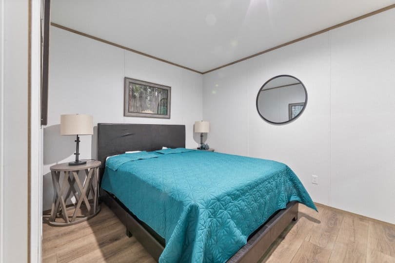 16562a bedroom home features