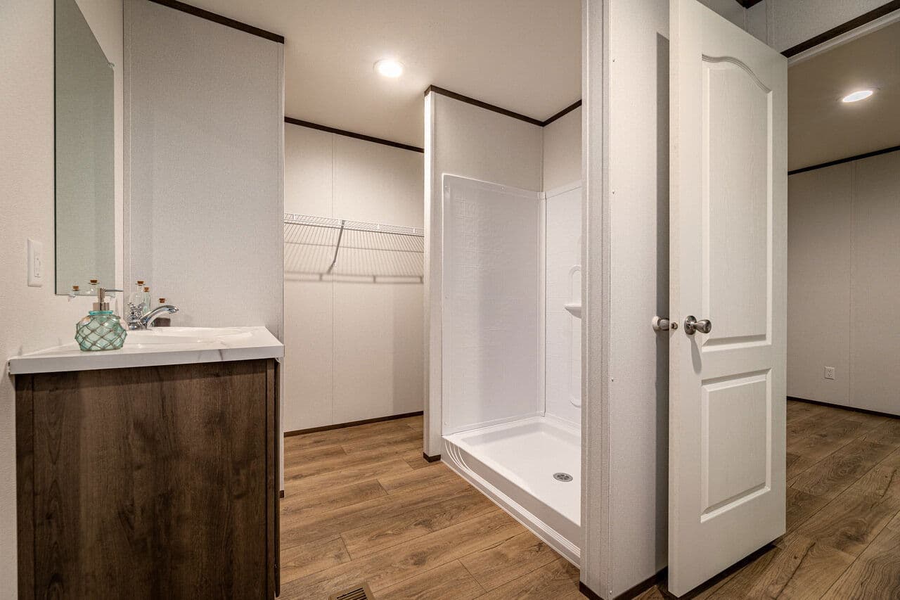 16663a bathroom home features