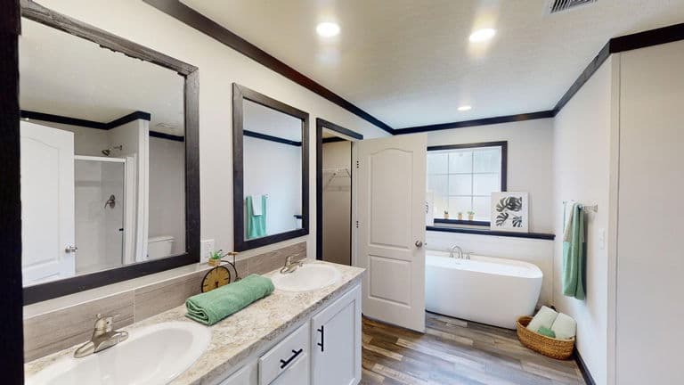 Maverick 28563a bathroom home features