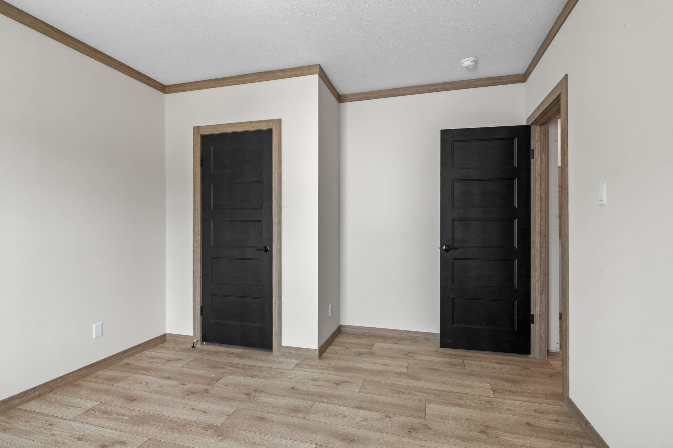 The highland oak interior and bedroom home features