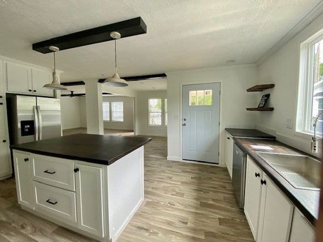 Country manor 32663m kitchen home features