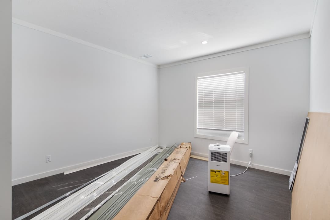 The little creek interior and bedroom home features