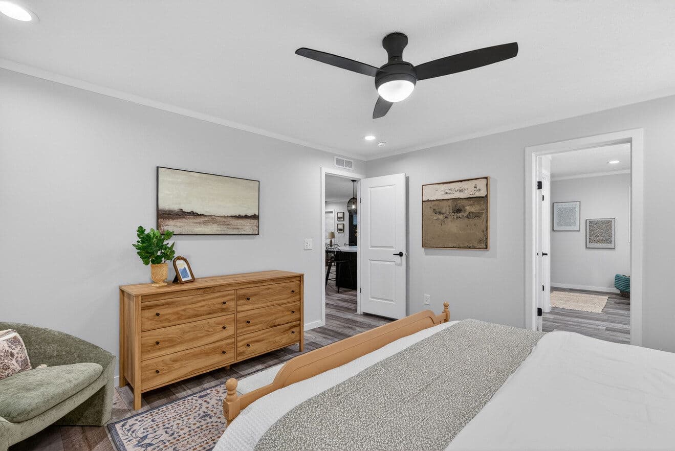 Axis 32563n bedroom home features