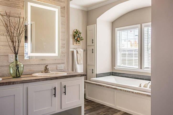 King 32764b bathroom home features