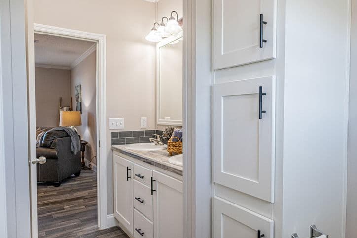 King 32764b bathroom home features