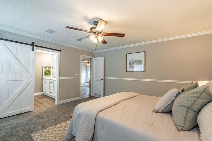 Isidro 32603c bedroom home features