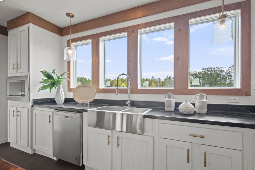 The little creek interior and kitchen home features