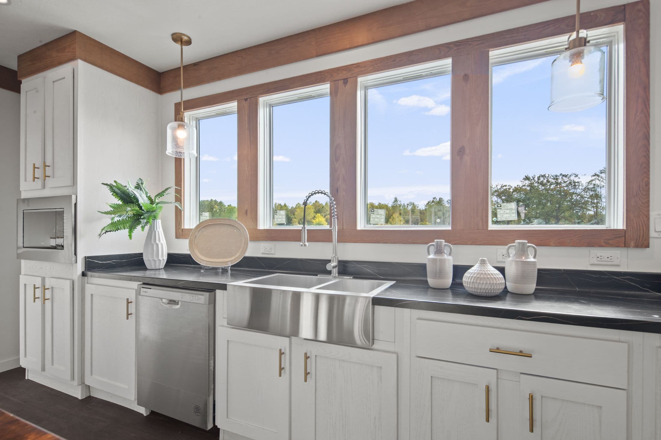 The little creek interior and kitchen home features