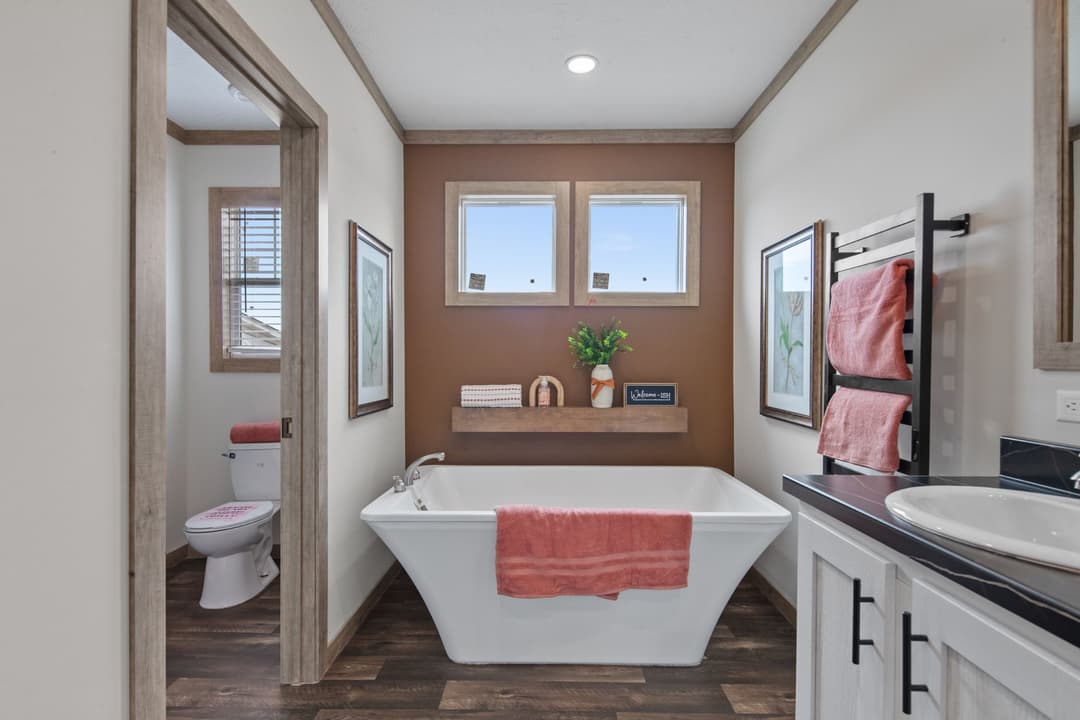 The roxy interior and bathroom home features