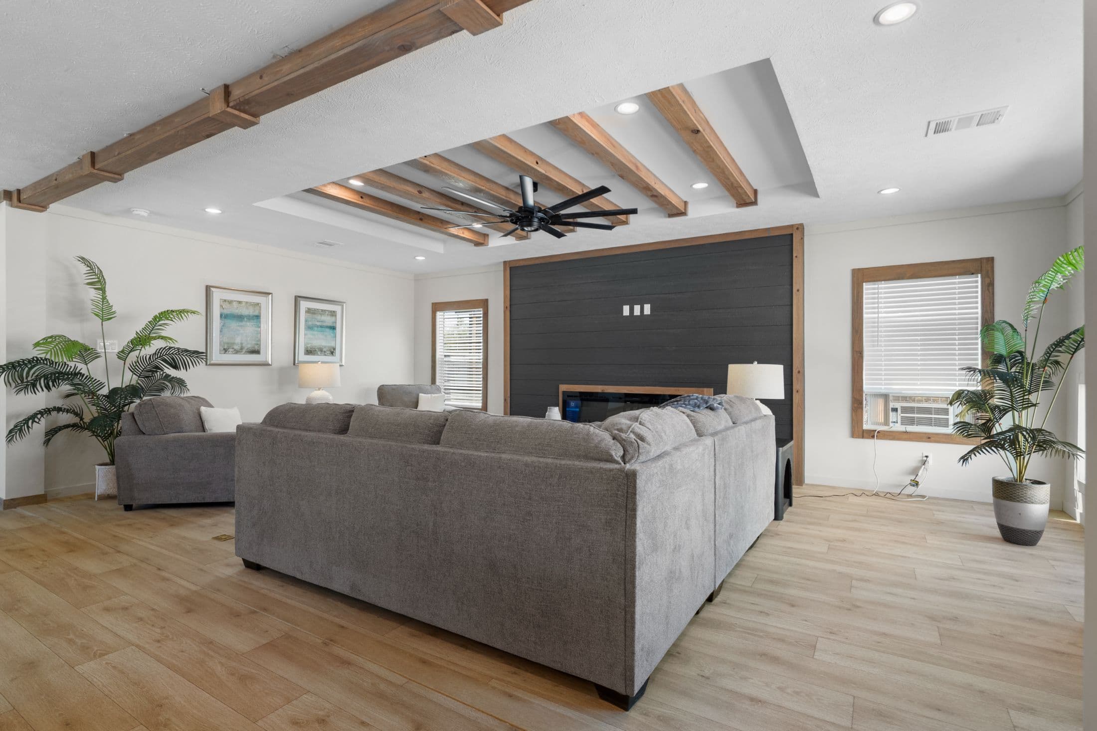 The highland oak  home features