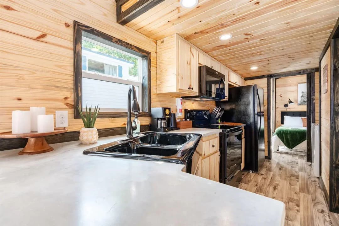 Whispering pines | 4b 100 kitchen home features