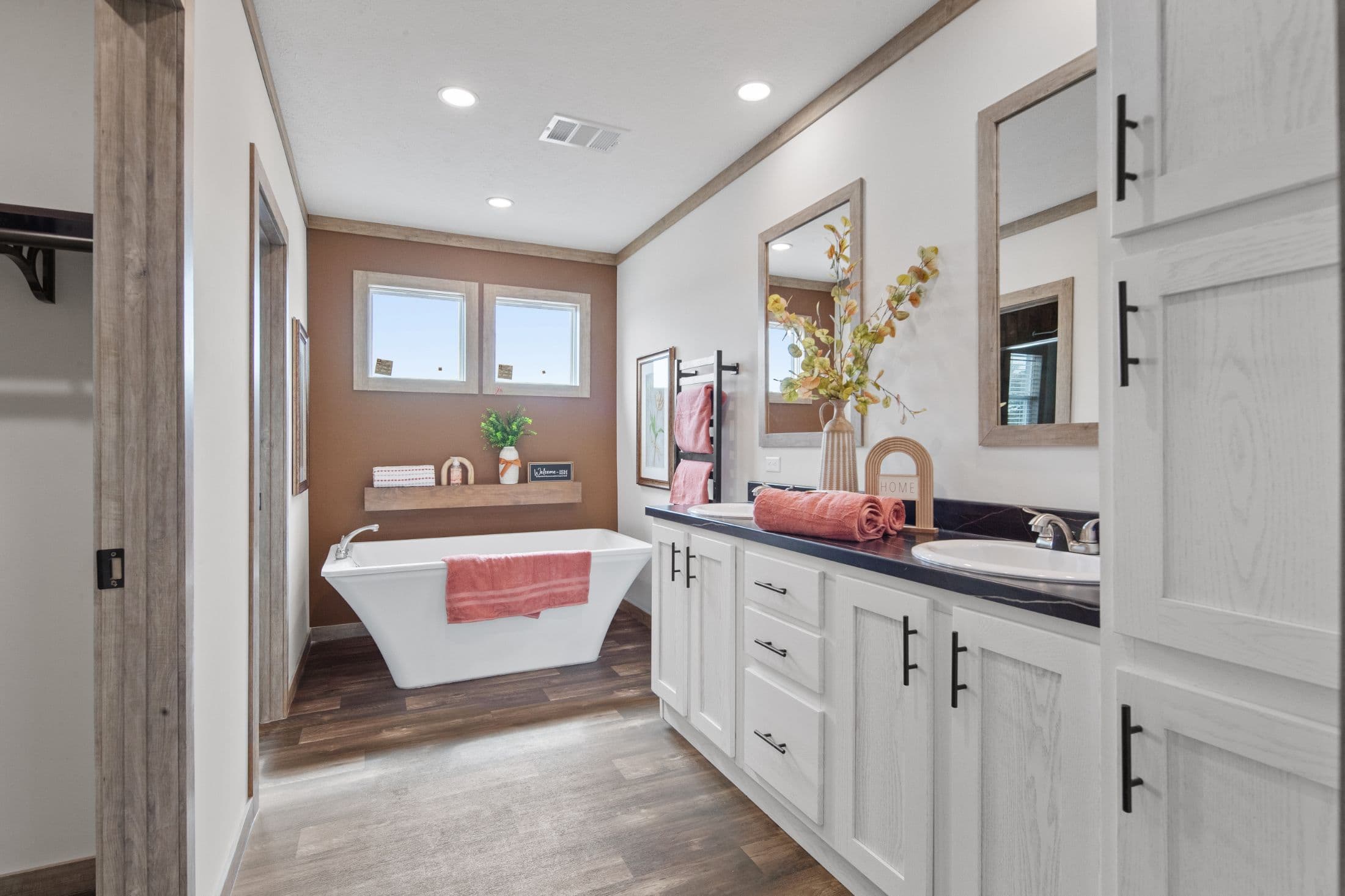 The roxy interior and bathroom home features
