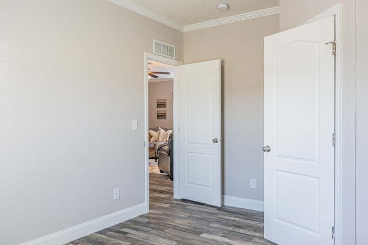 King 32764b interior home features