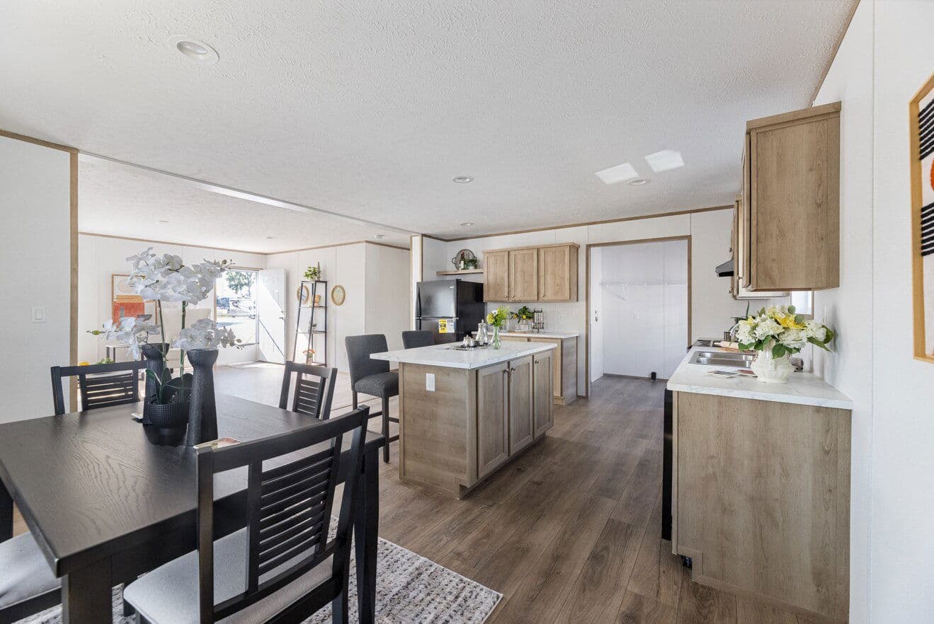 Phoenix 32483a interior home features