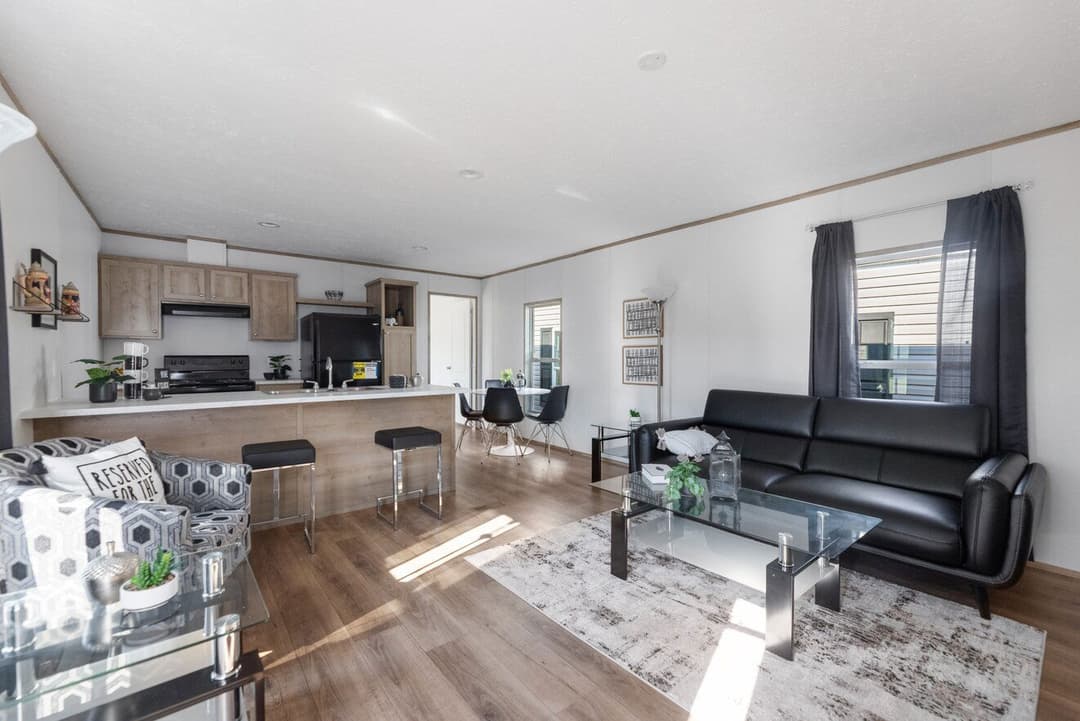 Phoenix 16763a interior home features