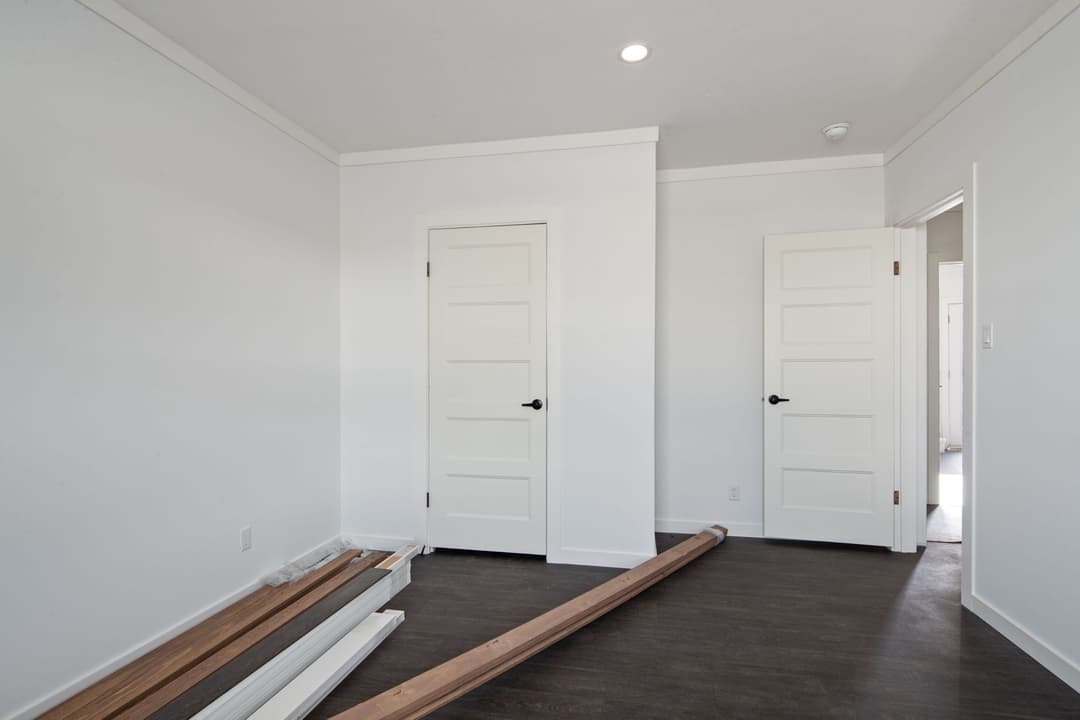 The little creek interior and bedroom home features