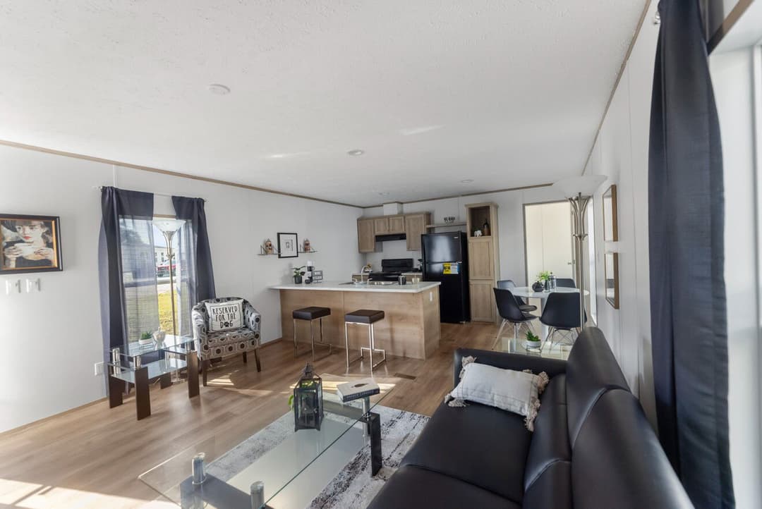 Phoenix 16763a interior home features