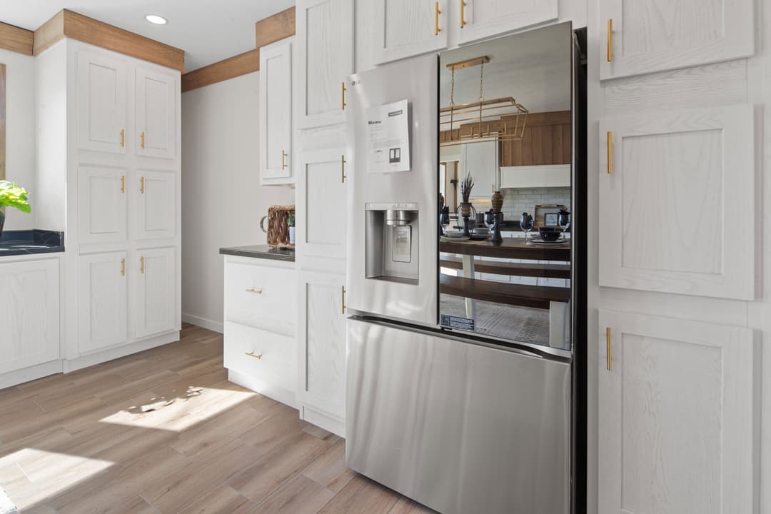 The twin creek interior and kitchen home features