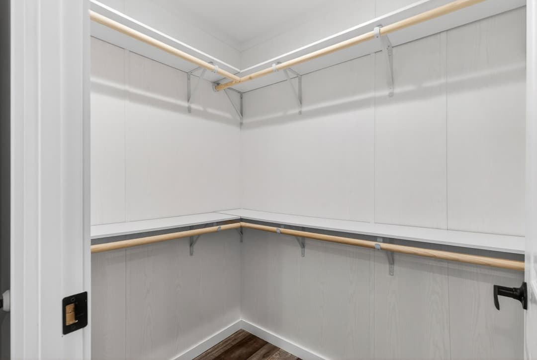 Axis 32563n bedroom home features