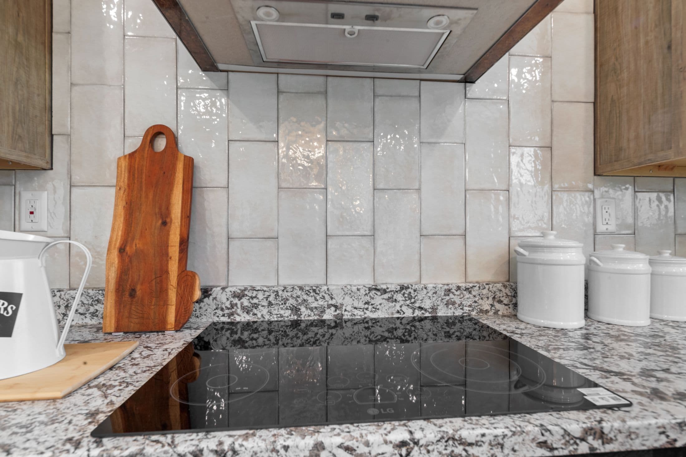 The highland oak interior and kitchen home features