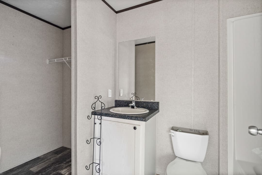 Riverside 1456 interior and bathroom home features