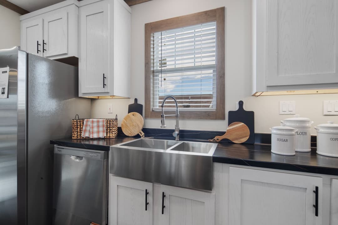 The roxy interior and kitchen home features