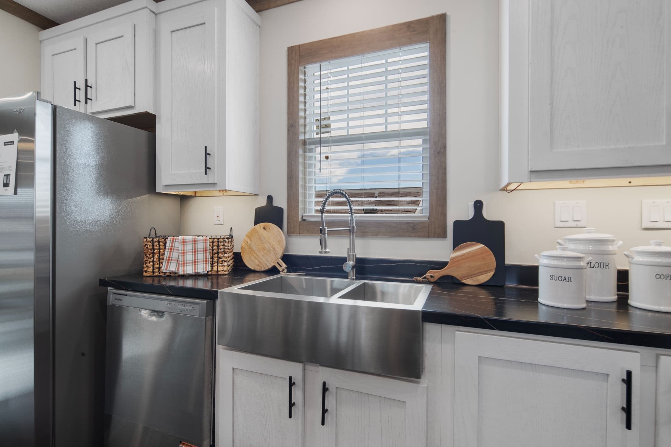 The roxy interior and kitchen home features