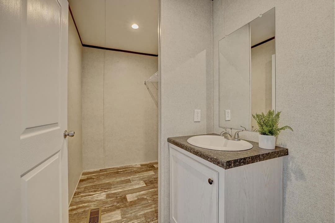 Prime 1676h42p01 bathroom home features