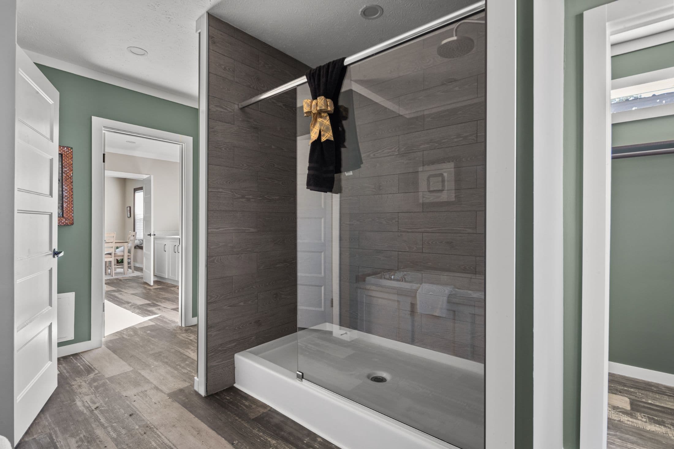 The azalea interior and bathroom home features