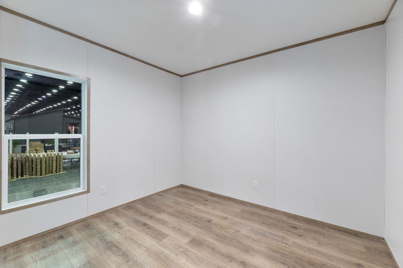 16562a bedroom home features