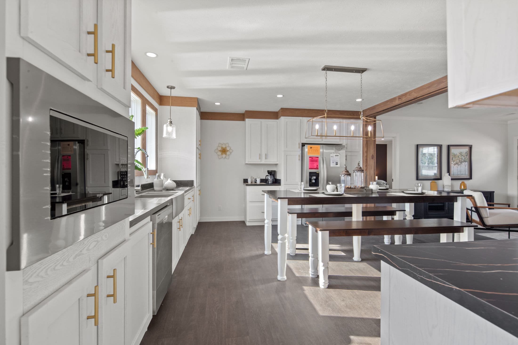 The little creek interior and kitchen home features