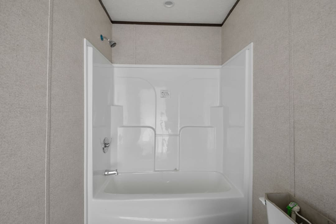 Riverside 1456 interior and bathroom home features