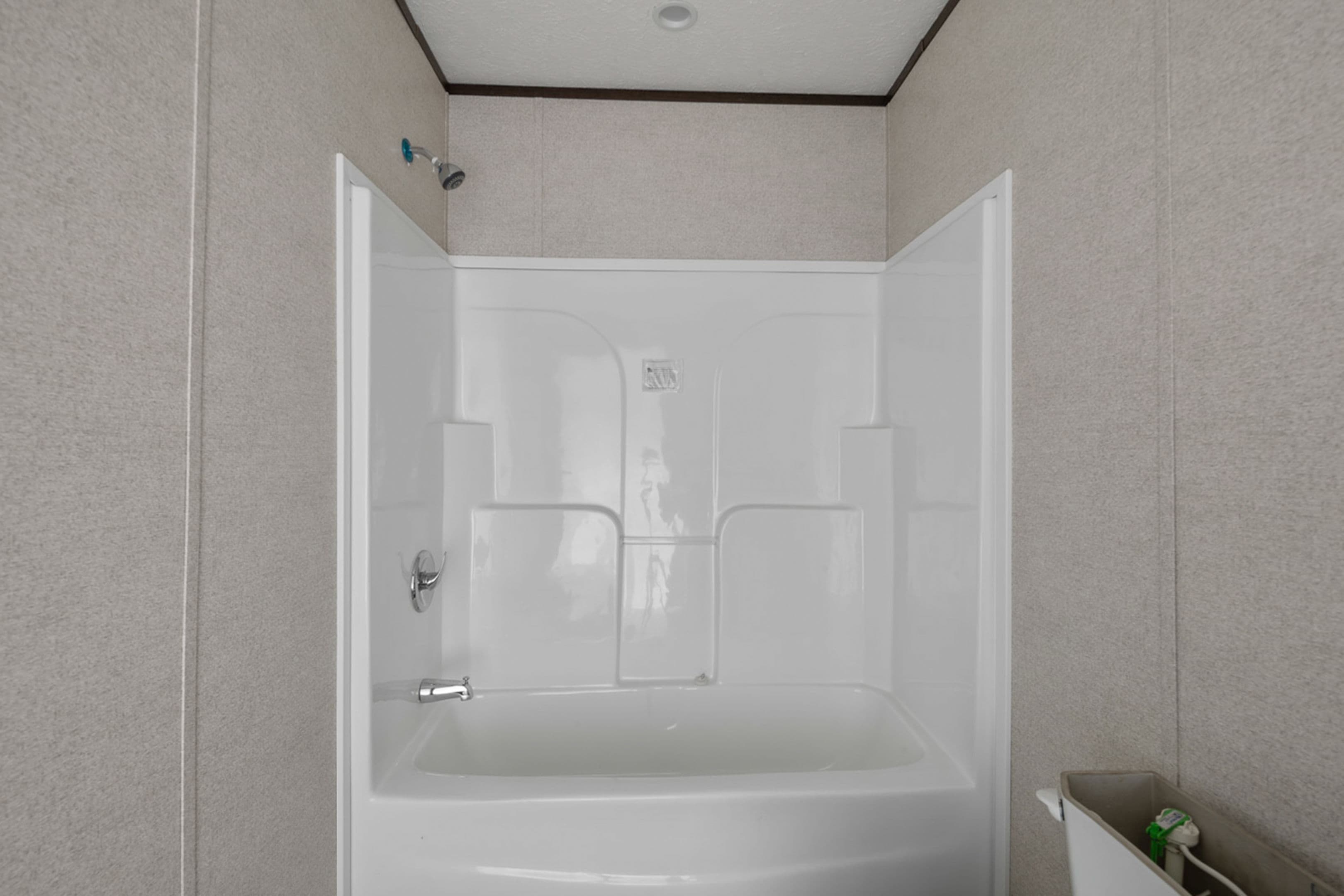 Riverside 1456 interior and bathroom home features