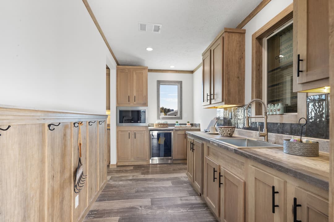 The lakewood interior and kitchen home features