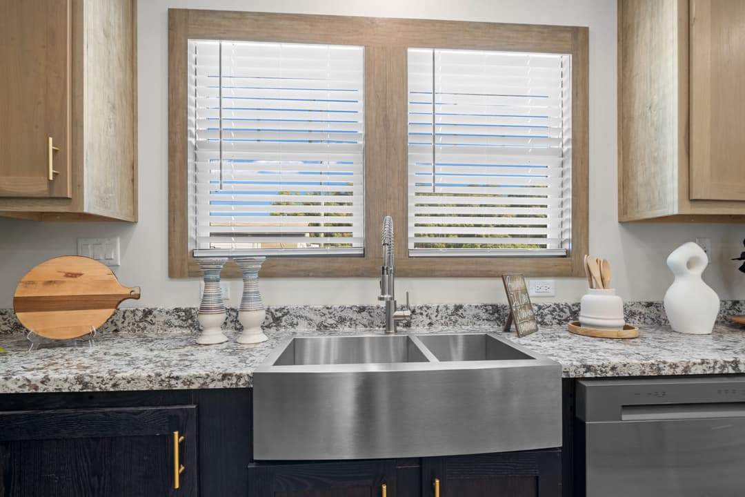 The highland oak interior and kitchen home features