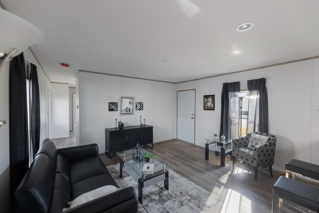 Phoenix 16763a interior home features