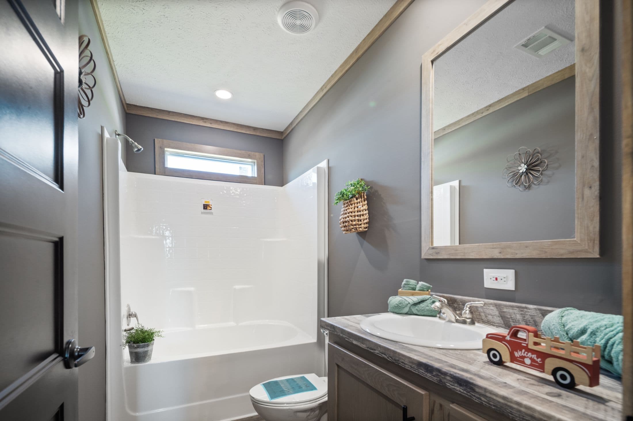 The lakewood interior and bathroom home features