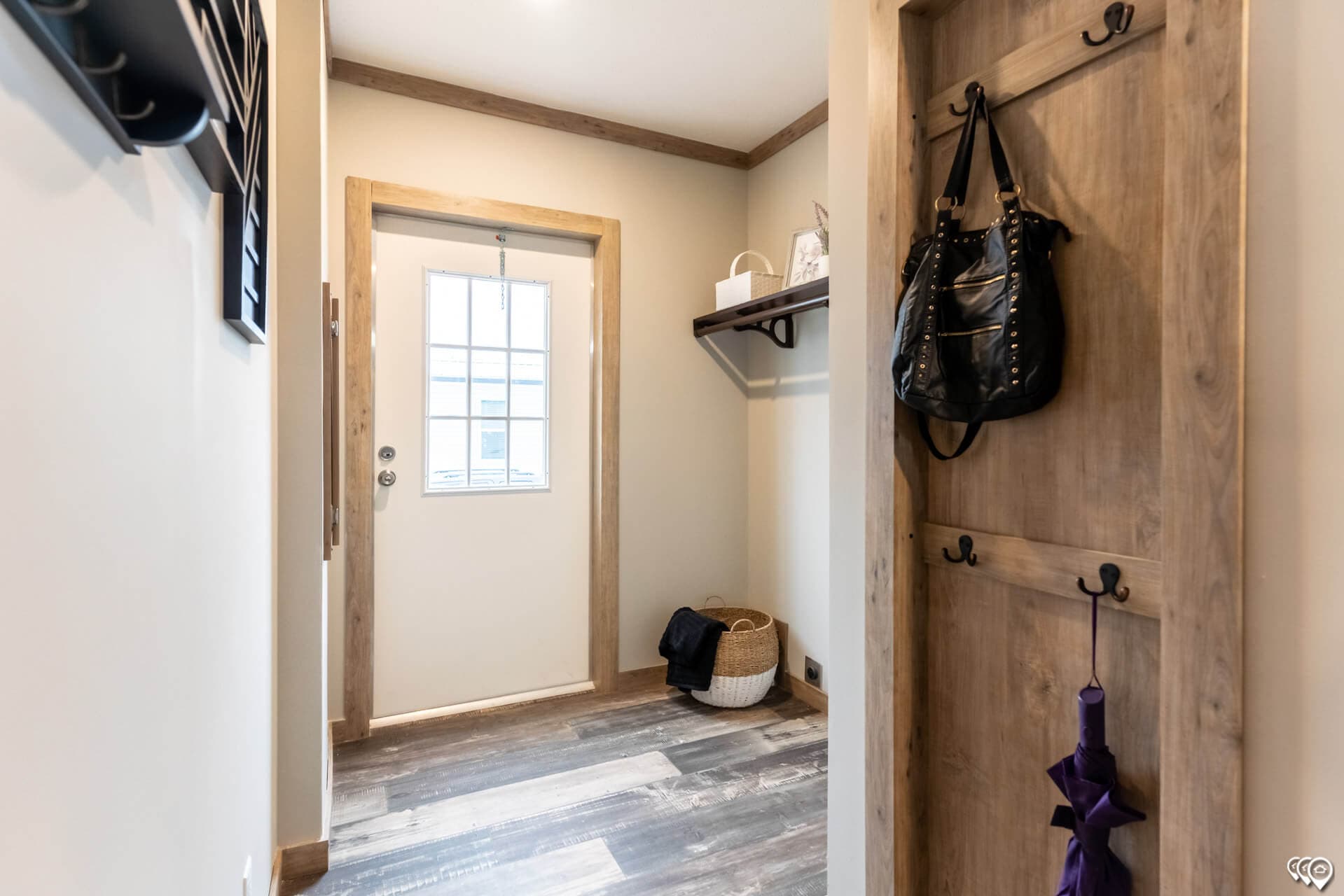 The canyon creek interior home features