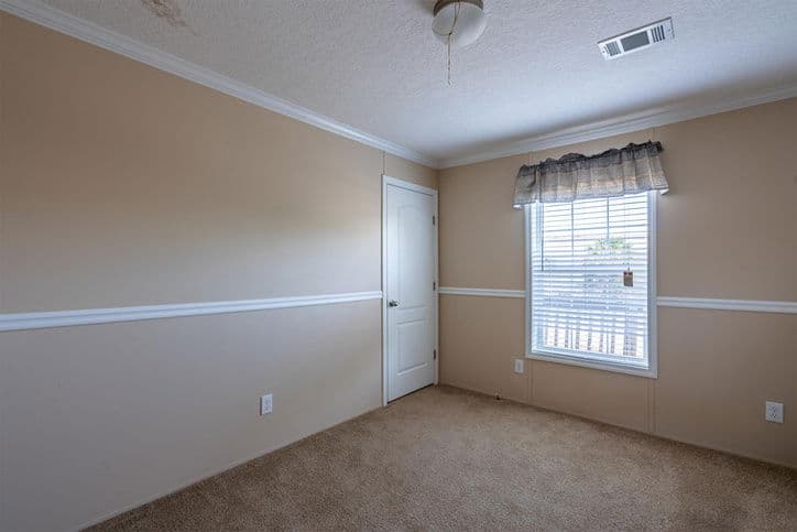 Bannister 28523c bedroom home features