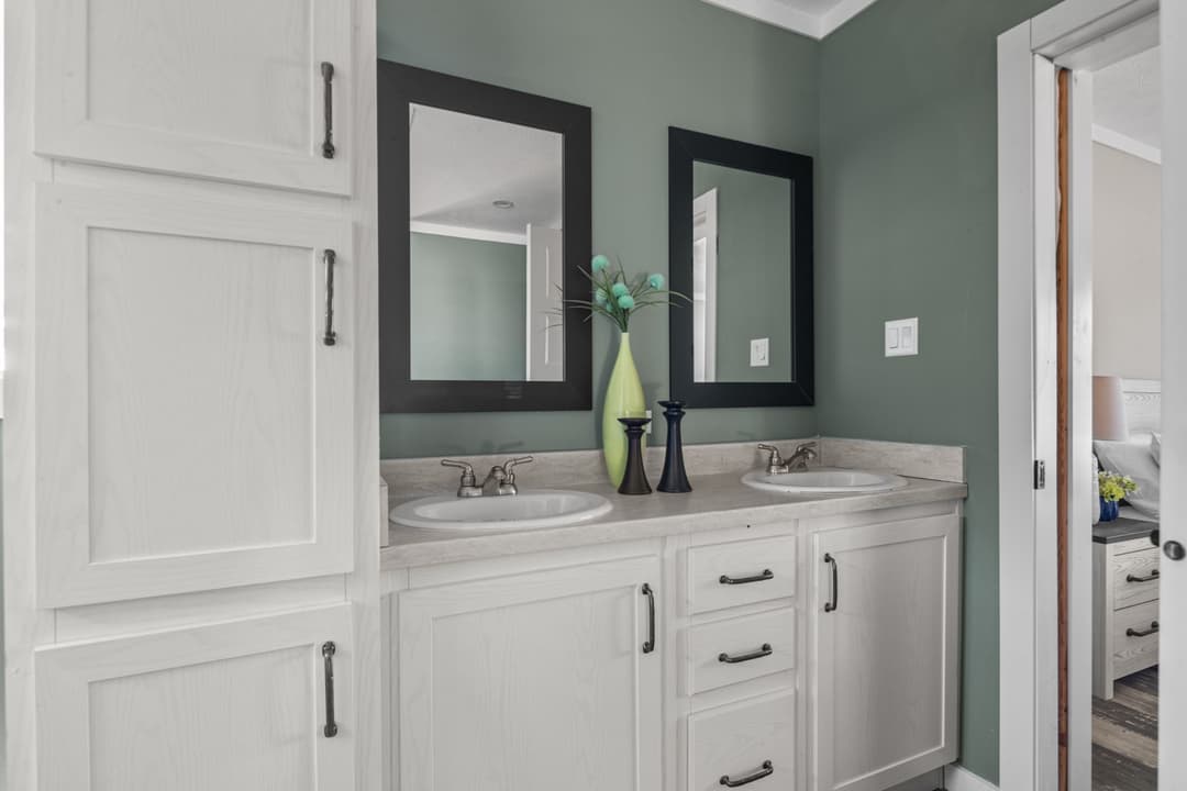 The azalea interior and bathroom home features