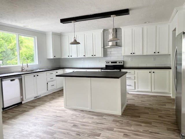 Country manor 32663m kitchen home features