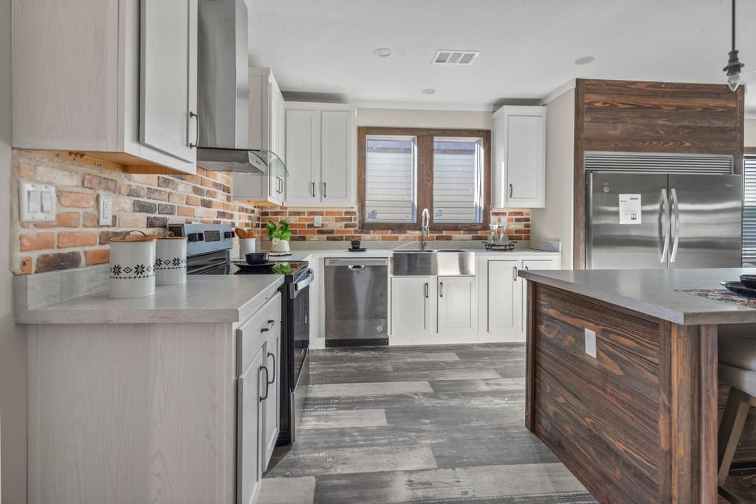 The azalea interior and kitchen home features